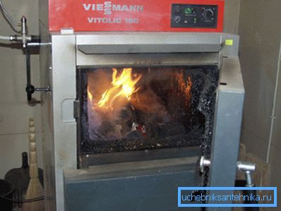 Kiinteän polttoaineen pyrolyysikattila puulle kotilämmitysjärjestelmässä. Kiinteän polttoaineen pyrolyysikattila puulle kotilämmitysjärjestelmässä.