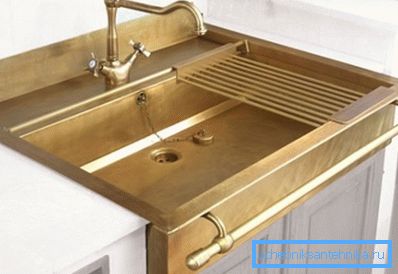 Sekoittimen ja pesualtaan onnistunut yhdistelmä, toteutettu yhtenäisellä retro-tyylillä. Sekoittimen ja pesualtaan onnistunut yhdistelmä, toteutettu yhtenäisellä retro-tyylillä.