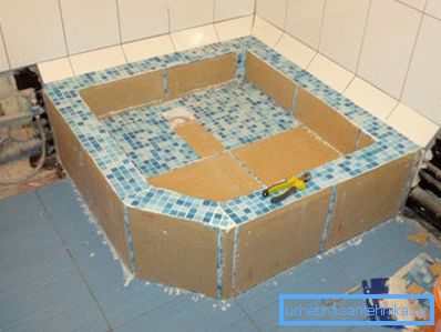 Koriste-mosaiikkien asettaminen.