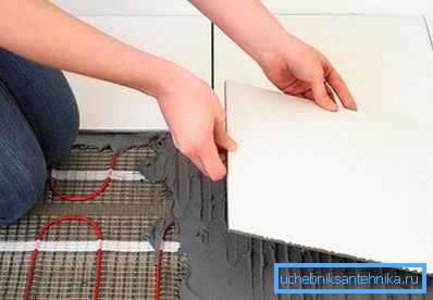 Laattojen asettaminen lämpimälle lattialle Laattojen asettaminen lämpimälle lattialle