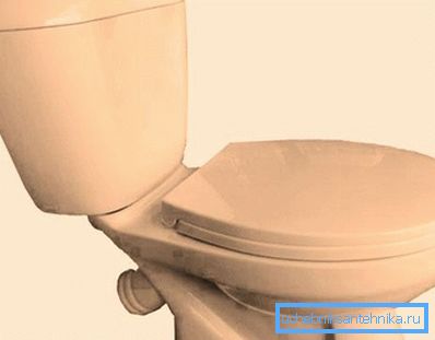 Beige wc ja sama pesuallas kylpyhuoneella luovat miellyttävän koostumuksen