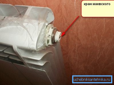 Venttiilin asentaminen ilmanpoistoon. Venttiilin asentaminen ilmanpoistoon.
