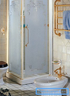Asennettu suihkukaappi, jonka sivut ovat 90 cm