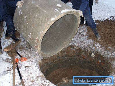 Betonin valmiissa kaatumisrenkaissa. Betonin valmiissa kaatumisrenkaissa.
