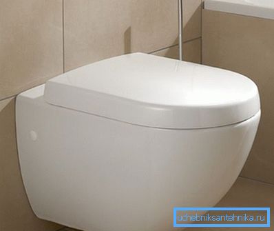 Seinään kiinnitettävä wc-kansi on kiinnitetty erityisellä tavalla. Seinään kiinnitettävä wc-kansi on kiinnitetty erityisellä tavalla.