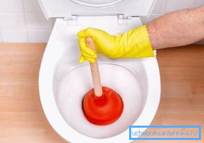 Voit myös puhdistaa wc-kulhot männällä, jos kulhon halkaisija on tietysti suurempi kuin tyhjennysaukko (kuten kuvassa näkyy)