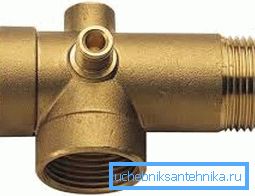 Pumpun ulostulo on liitetty liitäntään.