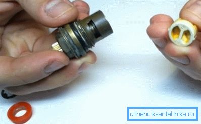 Otamme ulos keraamisen parin, jossa on tanko Otamme ulos keraamisen parin, jossa on tanko