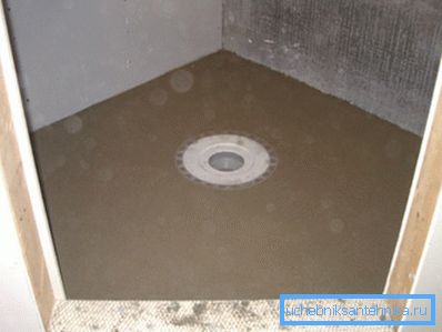 Betonoitu lattia, jossa on pesuallas keskellä. Ylhäältä voit asettaa puulattiat. Betonoitu lattia, jossa on pesuallas keskellä. Ylhäältä voit asettaa puulattiat.