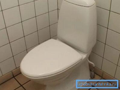 Suljettu kansi ei salli bakteerien hajottamista wc-tilaan